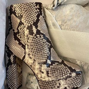 Vince Camuto Leslieon Squaretoe Platform Boot